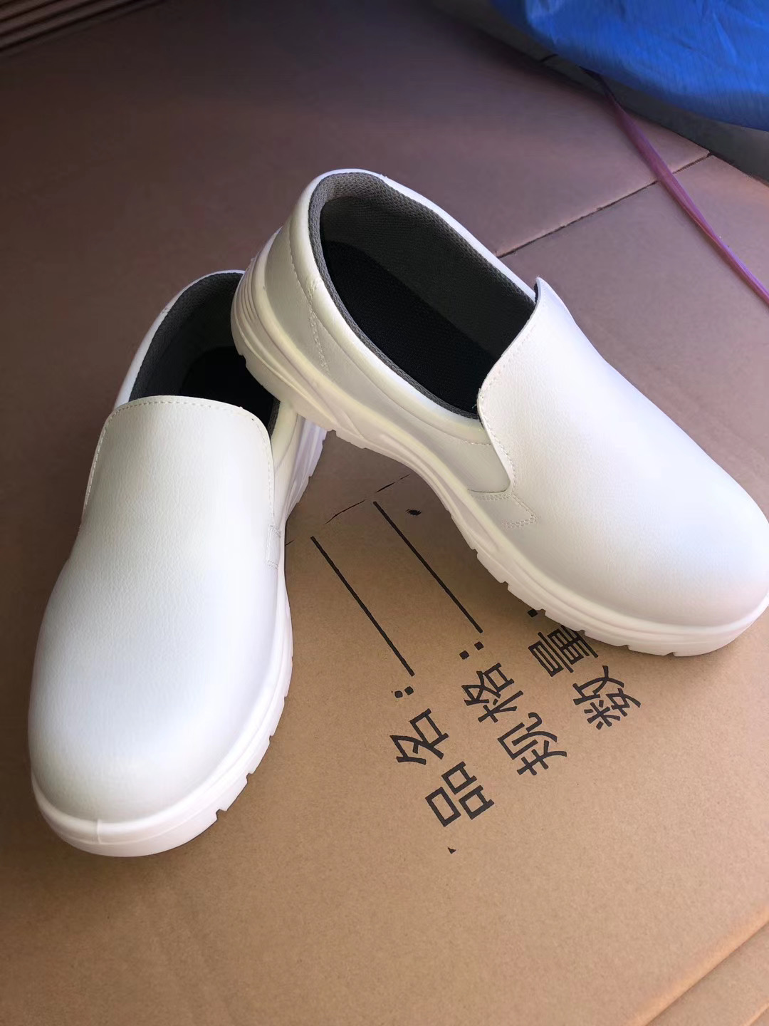 白色PU劳保鞋.JPG